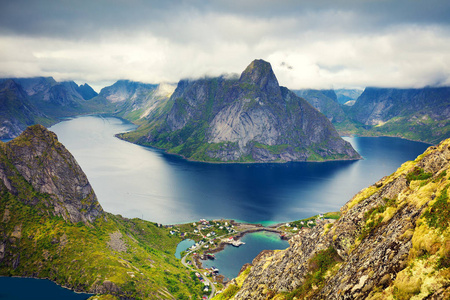 从山上鸟瞰的峡湾。瑞尼, 挪威。美丽的自然