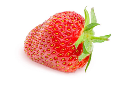 在明亮的背景上的新鲜草莓特写