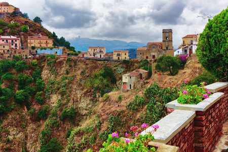 美丽的风景与 Savoca 村庄在山