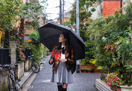 年轻的日本女孩户外