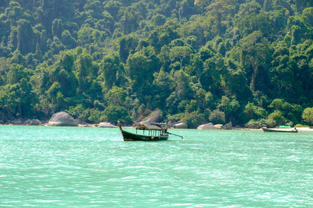 船漂浮在海滩附近的海