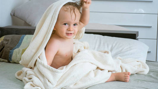 在沐浴后的大白毛巾滑稽的孩子男孩