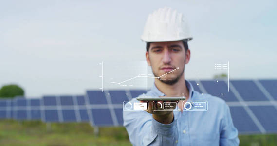太阳能光伏板与远程控制工程师专家执行常规操作监视使用清洁 可再生能源的系统。应用于远程支持技术的概念