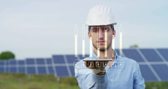 太阳能光伏板与远程控制工程师专家执行常规操作监视使用清洁 可再生能源的系统。应用于远程支持技术的概念