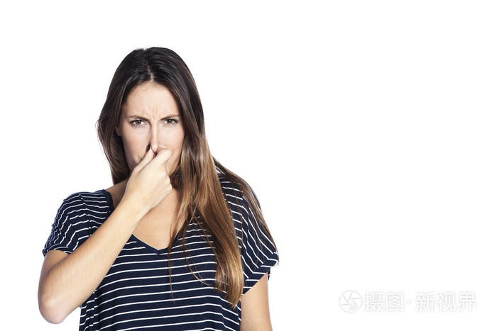 捏着她的鼻子因为难闻的气味一名年轻女子的画像