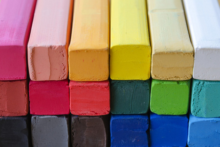 彩色粉笔的木制的背景图片