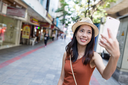 女人采取自拍照手机