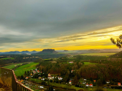 美丽的日出或日落与五颜六色的天空在国家公园撒克逊瑞士