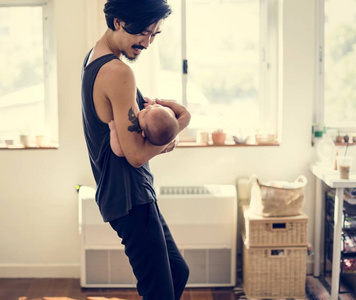 男人抱着新生婴儿