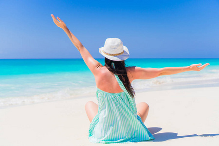 年轻美丽的女人在热带海滨玩得开心。快乐的女孩背景蓝色的天空和绿松石水在加勒比海岛海