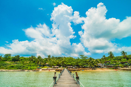 木制码头或桥梁与热带海滩和海在天堂是