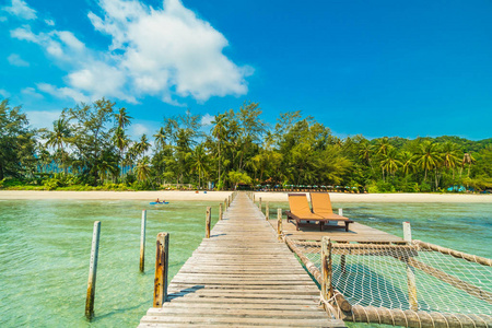 带热带海滩和海洋的木制码头或桥, 在天堂岛旅行和度假