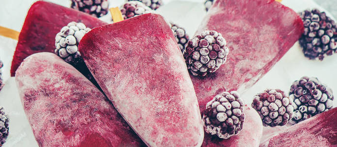 黑莓冰激淋。选择性的焦点