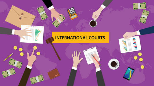 国际法院概念讨论中与证件 钱 硬币和法官锤在桌子上的一次会议