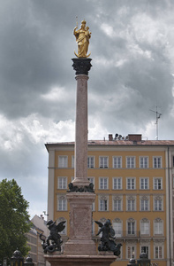 金黄圣母玛利亚在中央玛利亚广场在德国慕尼黑