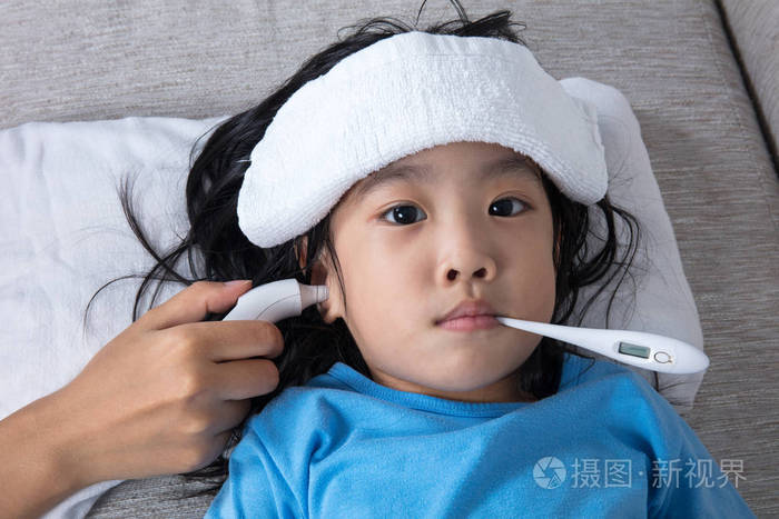 亚洲中国的小女孩正在发烧温度的测量