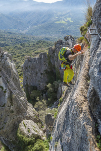 男子攀爬通过 ferrata