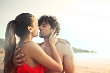 在海滩上接吻的情侣