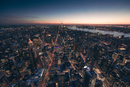 曼哈顿市中心天际线与摩天大楼在黄昏, 纽约市, 美国