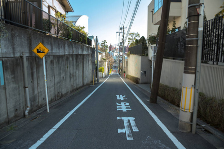 东京镇的斜坡, 在地面上写停止字母的意思