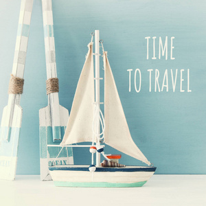 航海概念与白色装饰风帆小船和木桨在蓝色背景下
