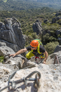 男子攀爬通过 ferrata