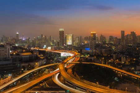 在市公路立交桥美丽的夕阳的天空背景