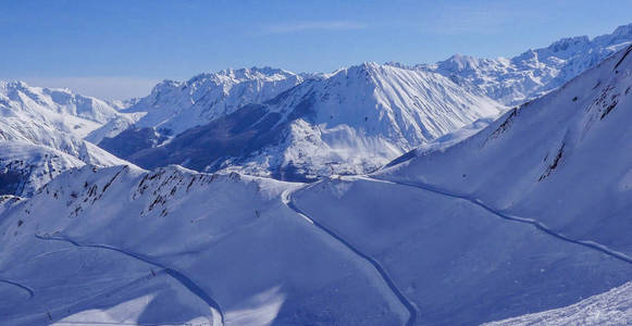 冬天山全景与滑雪倾斜, Bareges, Pyrennees