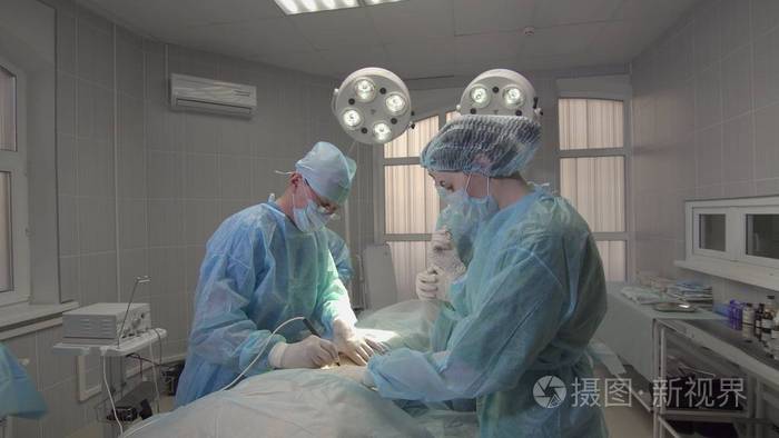手外科医生使用电子手术刀关闭