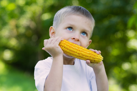 小男孩吃玉米