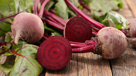 木制背景下的生 beetroots