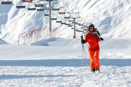 滑雪者在高冬山的格鲁吉亚有乐趣