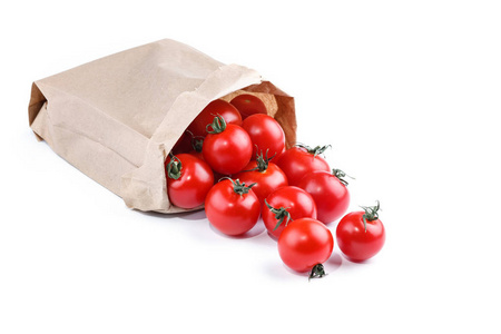 新鲜的西红柿在白色背景上的纸盒包装
