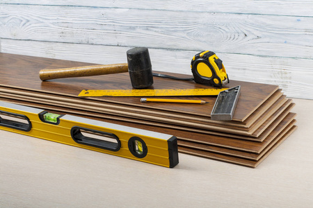 木工概念。不同的工具在新强化木地板。复制文本的空间