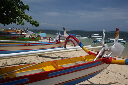 附近的巴厘岛沙努尔海滩