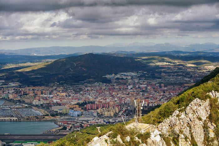 鸟瞰城市和机场跑道直布罗陀和西班牙 La 式镇