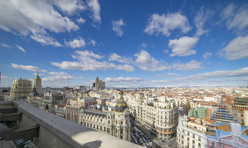 全景鸟瞰的 gran via，在马德里，西班牙，欧洲的首都主要购物街