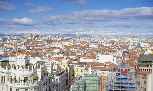 全景鸟瞰的 gran via，在马德里，西班牙，欧洲的首都主要购物街