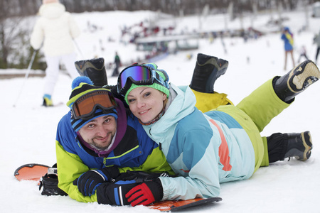 对年轻的夫妇滑雪板欢欣 高兴