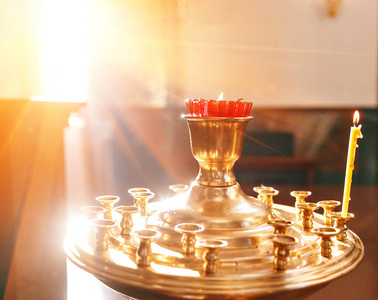 配件为儿童洗礼的蜡烛和字体图标, Ortodox 教堂。儿童圣礼