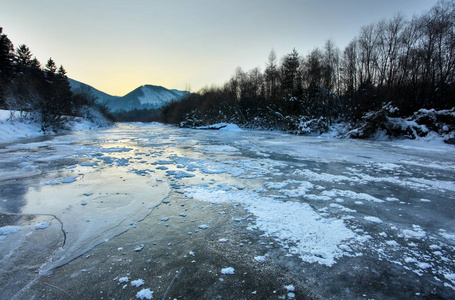 在极度寒冷的清晨, 河贝拉完全冰冻