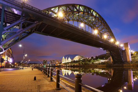 桥梁在河中，英格兰的纽卡斯尔泰恩在晚上