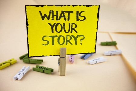 写笔记显示什么是您的故事问题。商业照片展示讲述个人过去的经验写在黄色粘纸条上的纯背景木夹子纸