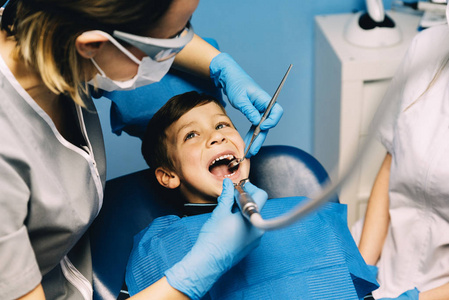 患者在牙科干预对男孩的牙医