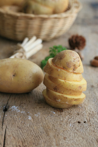 新鲜的土豆，对木材的背景
