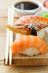日本的传统食品寿司和三文鱼 金枪鱼和虾