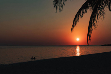 古巴, 肘海滩。五颜六色的日落在海滩肘附近三