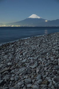 日本静冈县飞弹镇骏河湾与星空之山富士山