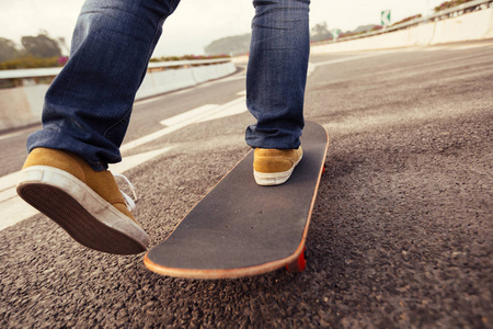 城市街道滑板滑板的裁剪图像