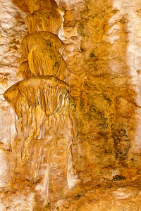 石灰岩在墙上的一个地下洞穴